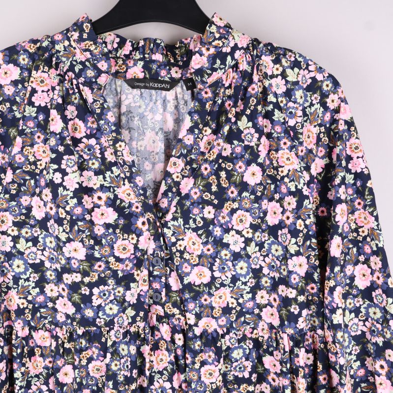 Närbild av blommigt mönster och knappar