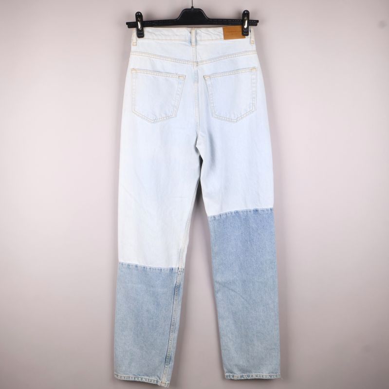 Baksidan av ljusblå tvåfärgade jeans