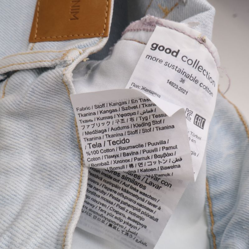 Materialetikett inuti jeans med information