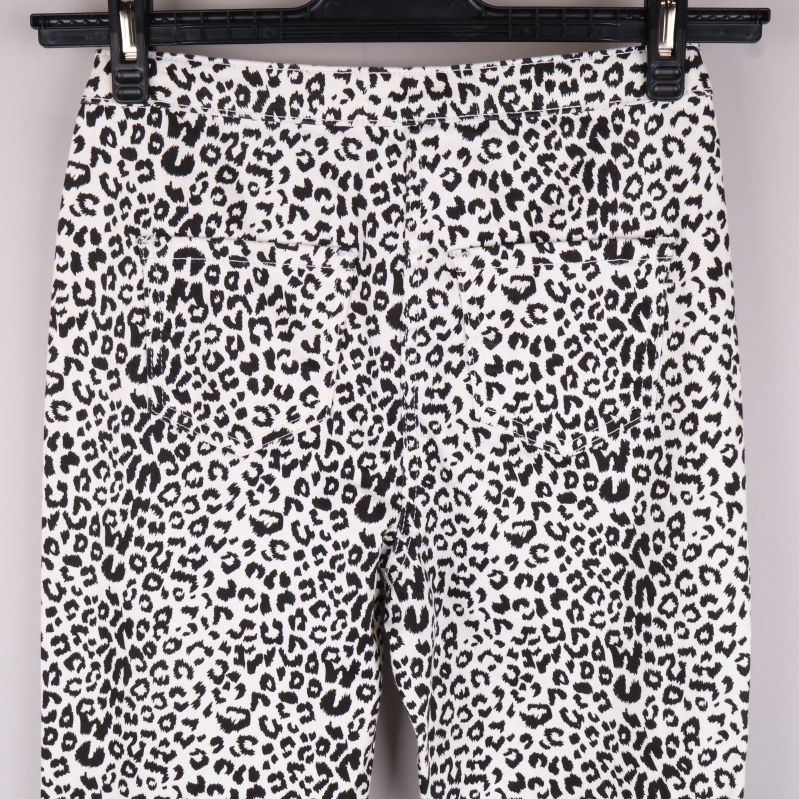 Närbild på byxans leopardmönster