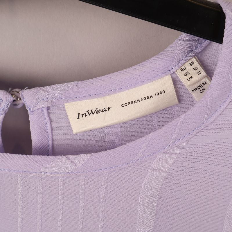 InWear etikett på lila blusens krage