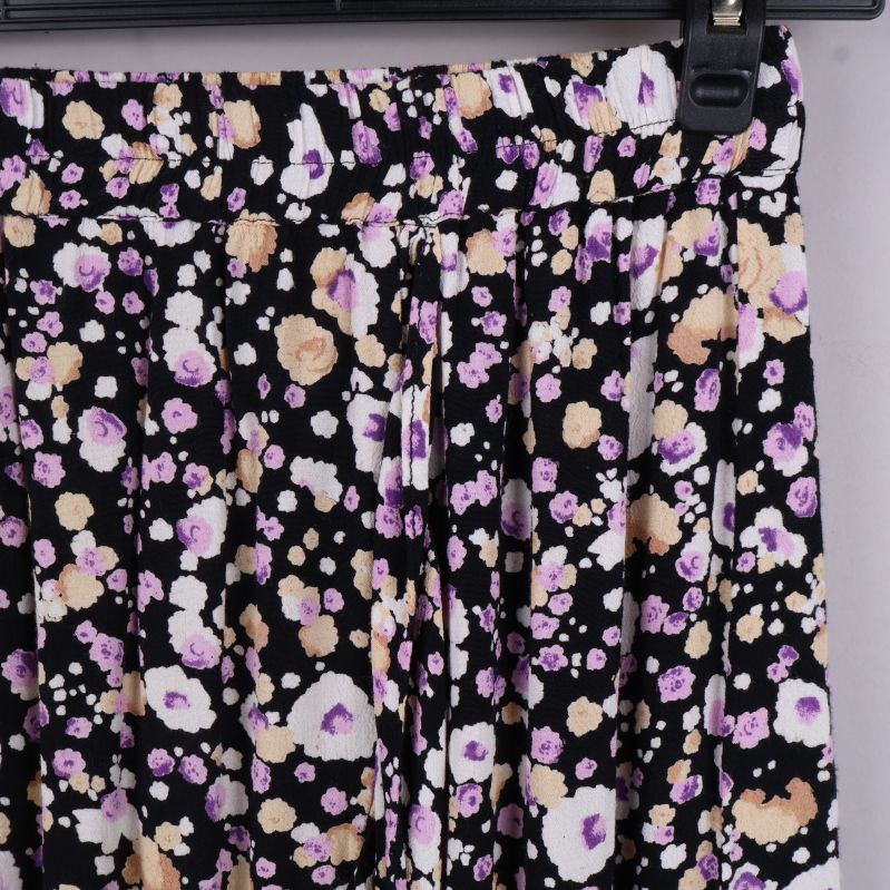 Närbild av blommönstrad kjols linning