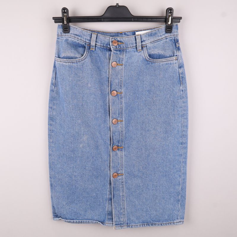 Framsidan av jeanskjol med knappslå