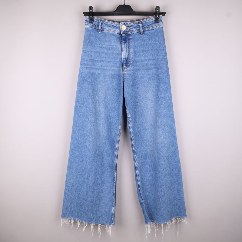 Framsidan av jeans med fransig fåll