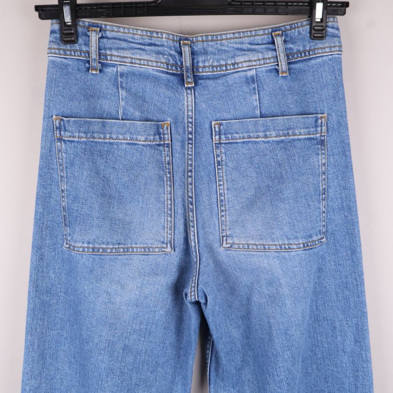 Närbild på jeans bakfickor