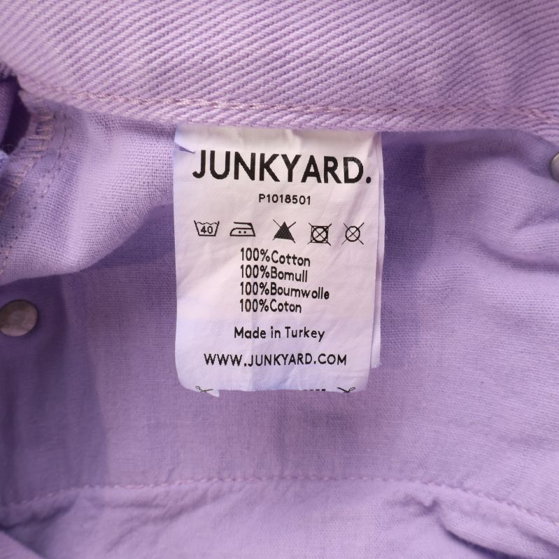 Materialetikett från Junkyard i jeansen