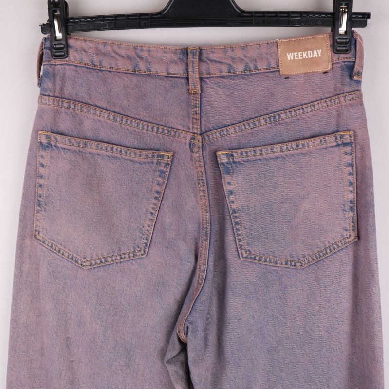 Närbild på jeans bakfickor