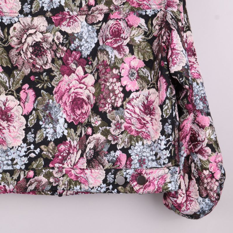 Närbild av blomdetaljer på jacka