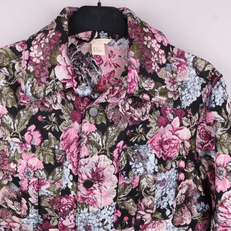 Krage och detaljer på blommig jacka