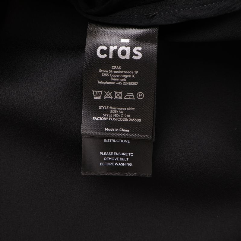 Tvättrådsetikett på Crās kjol