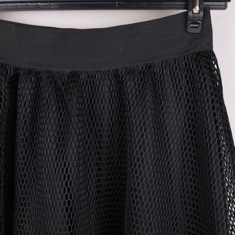 Närbild av svart kjols elastiska midja
