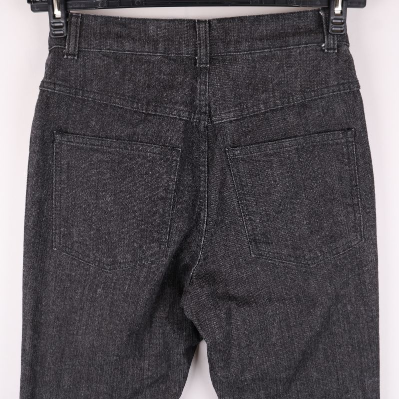 Närbild bakfickor på grå jeans