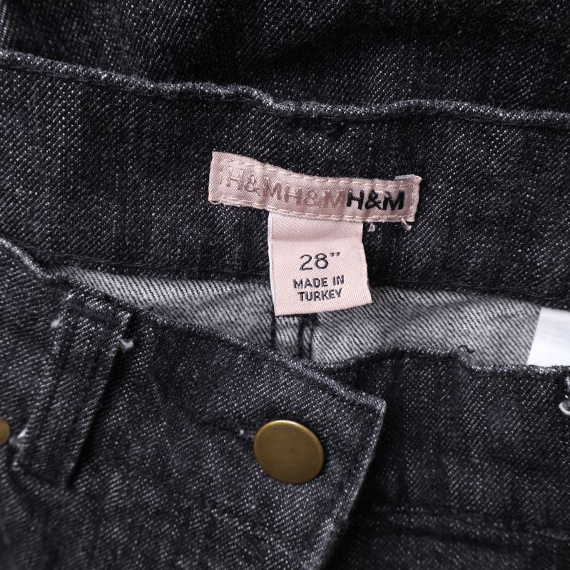 Etikett med storlek 28 i jeans