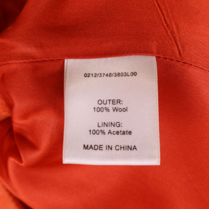 Materialetikett i orange kappa
