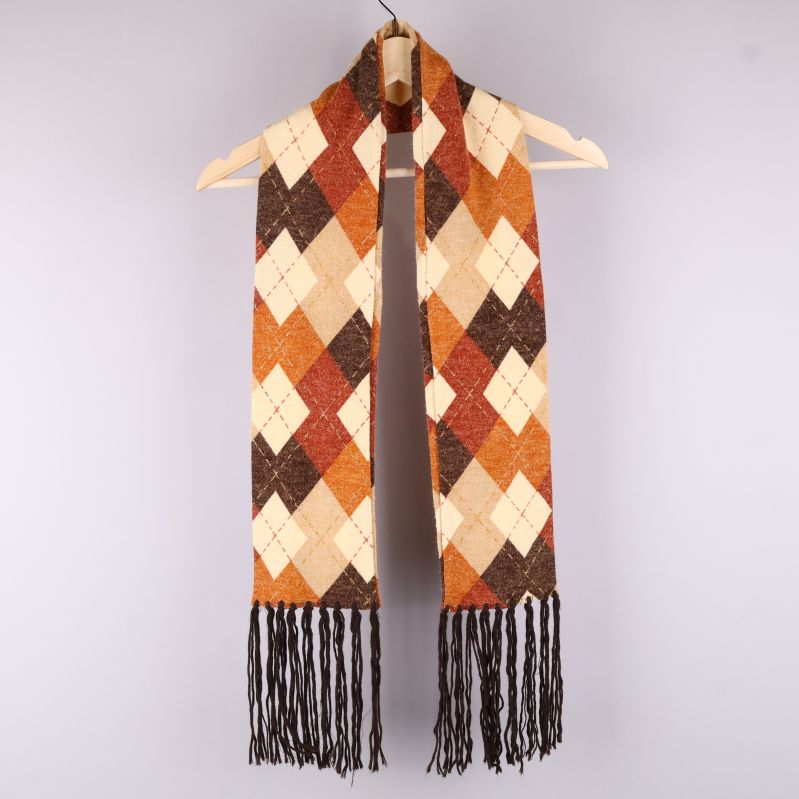 Mönstrad scarf med fransar på galge