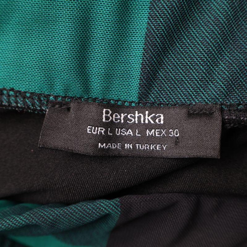 Bershka etikett med storlek och tillverkningsland