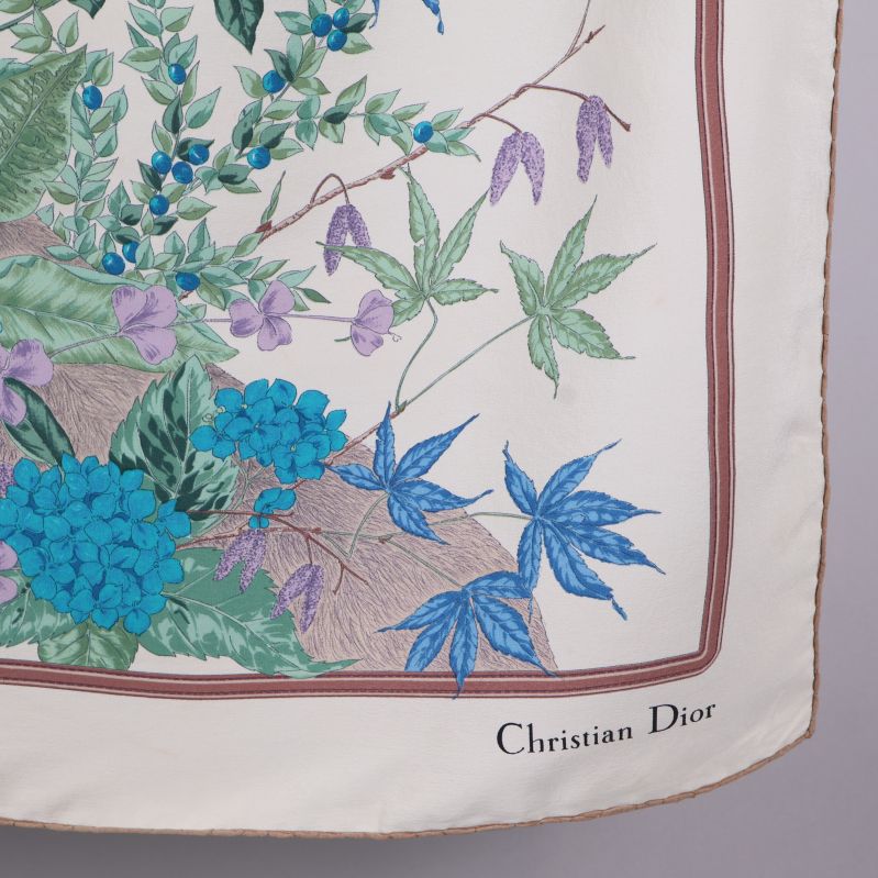Christian Dior logotyp på sjalkanten