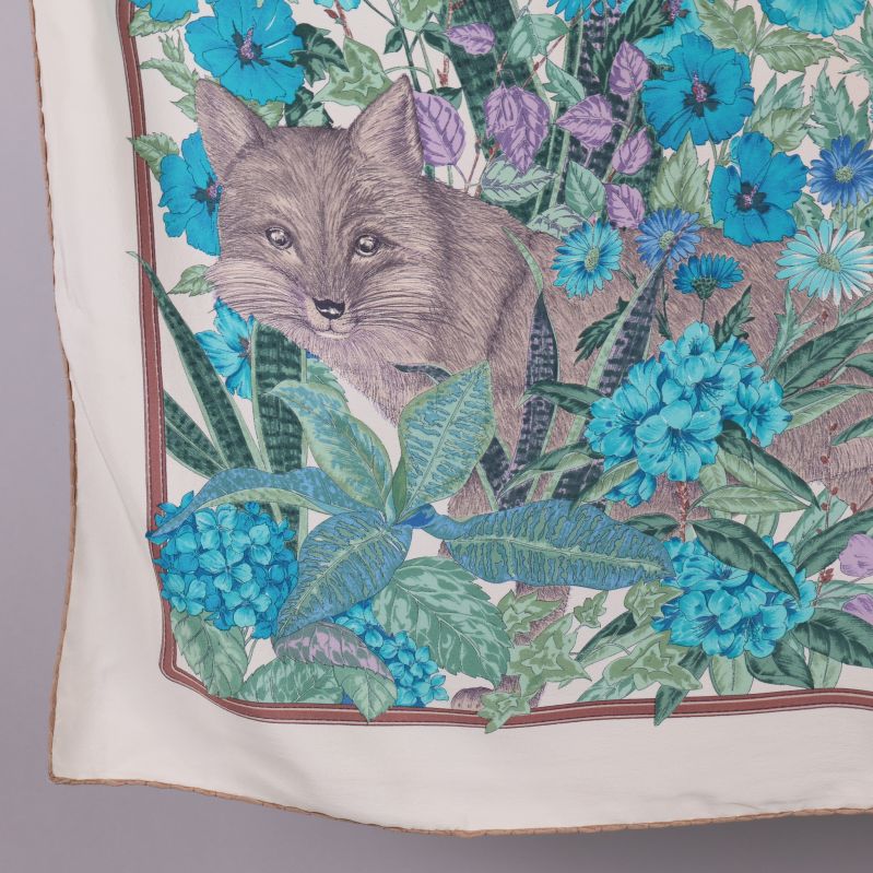 Närbild av rävfigur i blommönster