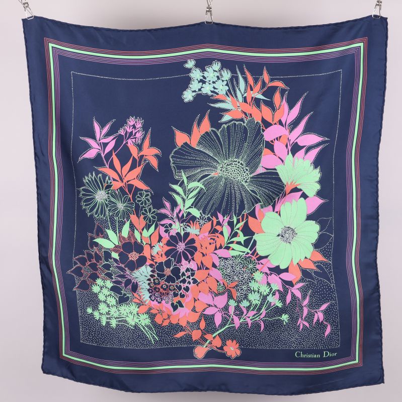 Scarf med blommor