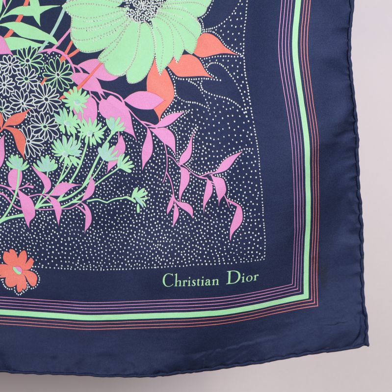 Närbild på scarf med Christian Dior-logga