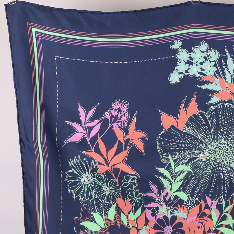 Övre delen av blommönstrad scarf i närbild