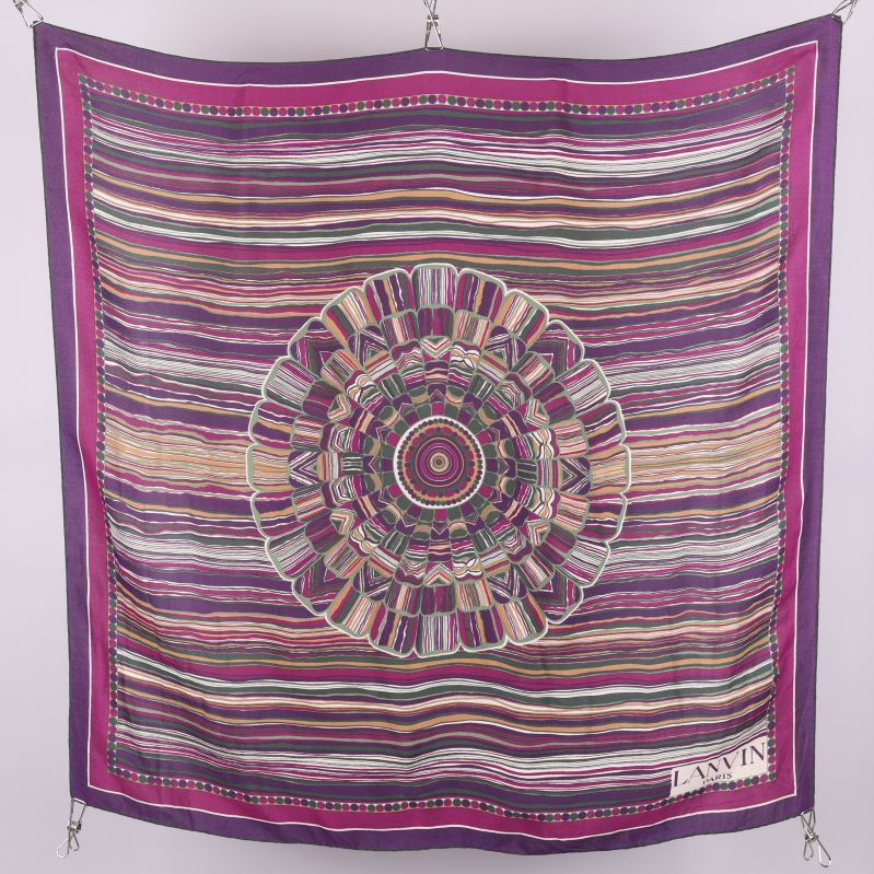 Scarf med mönster och logo