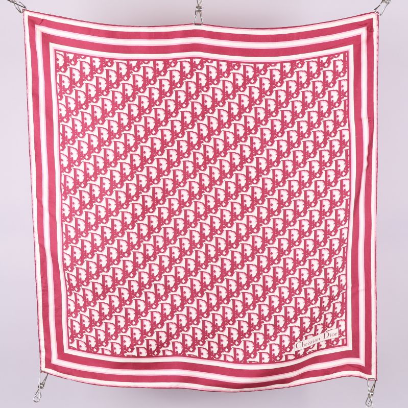 Dior-sjal med klassiskt mönster