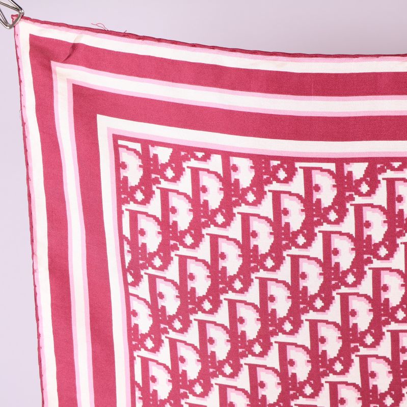 Övre del av sjal med rödvitt mönster