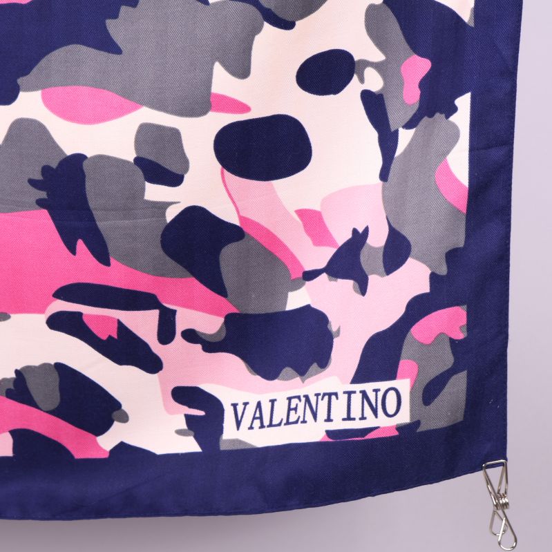 Närbild av VALENTINO-logotypen
