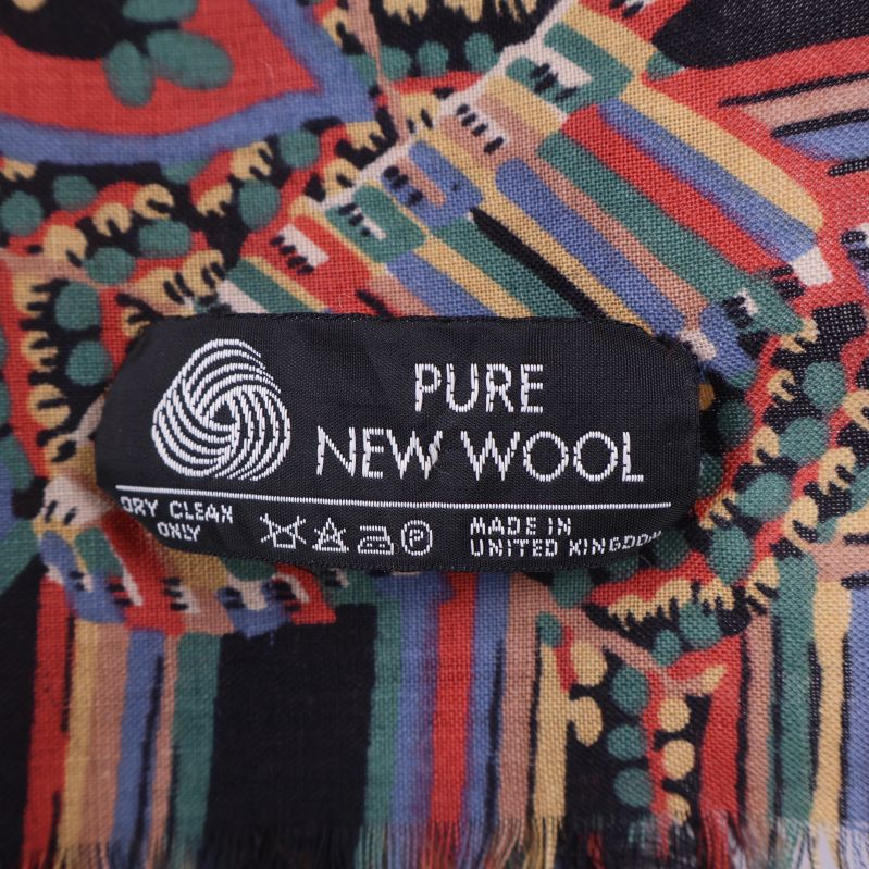 Etikett med texten 'Pure New Wool"