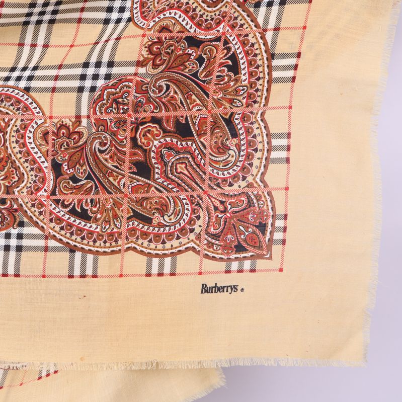Närbild på halsduk med Burberry logotyp