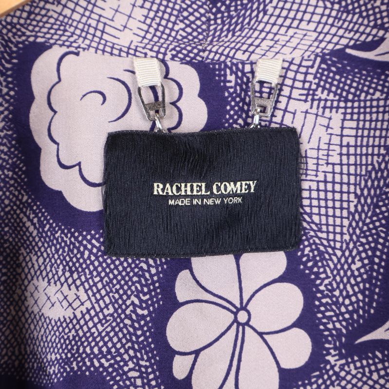 Närbild på RACHEL COMEY-märket på kimono