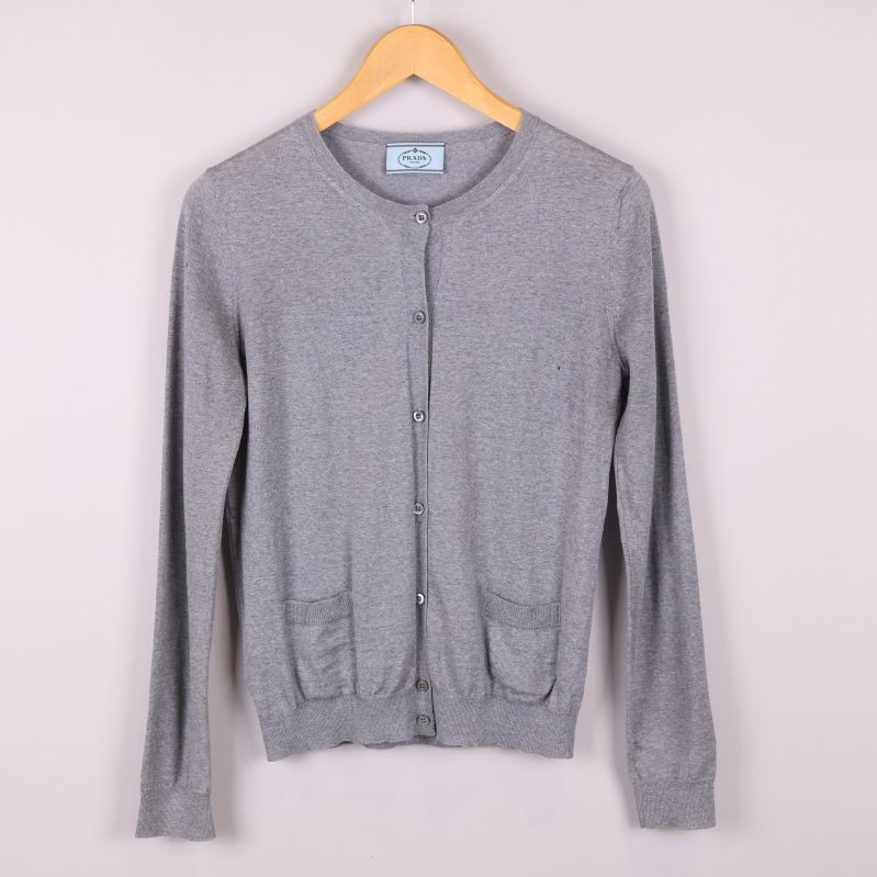 Grå kofta framifrån med knappar