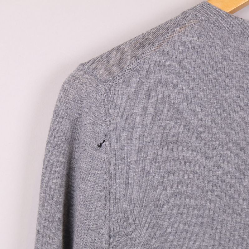 Hål bak vänster axel