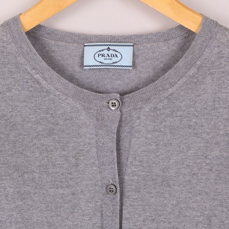 Kofta med synlig logotyp på etikett