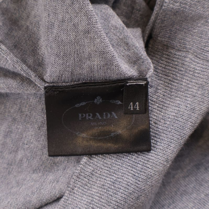 Label med 'Prada' och storlek 44