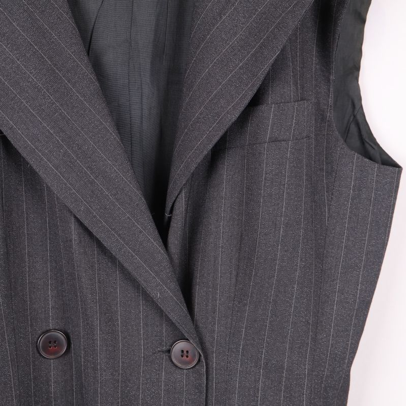 Närbild på kavajens knappar och krage