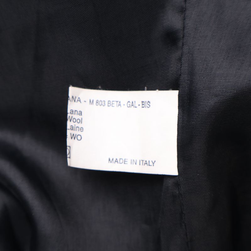 Detaljerad materialetikett inuti kavajen