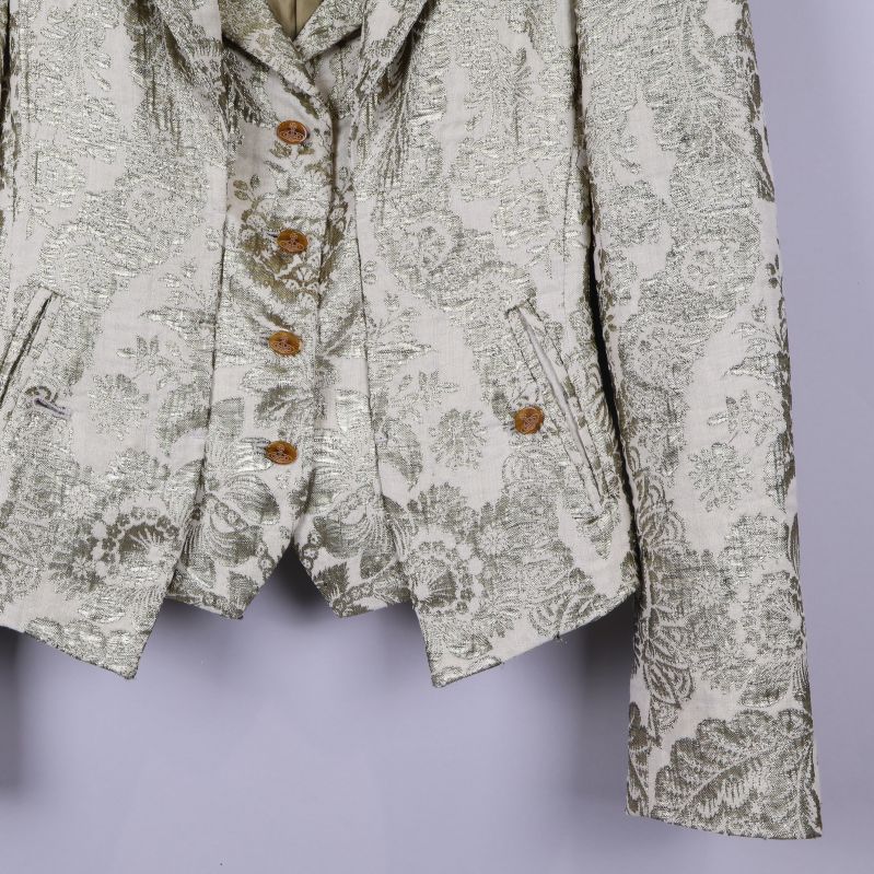 Närbild av knappar och fickor 