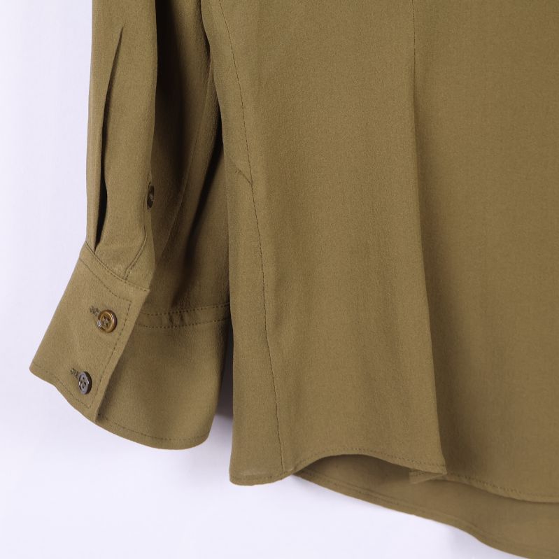 Närbild av ärmslut med knappar