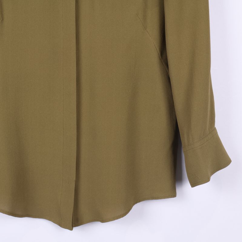 Skjortans framsida och del av ärmen