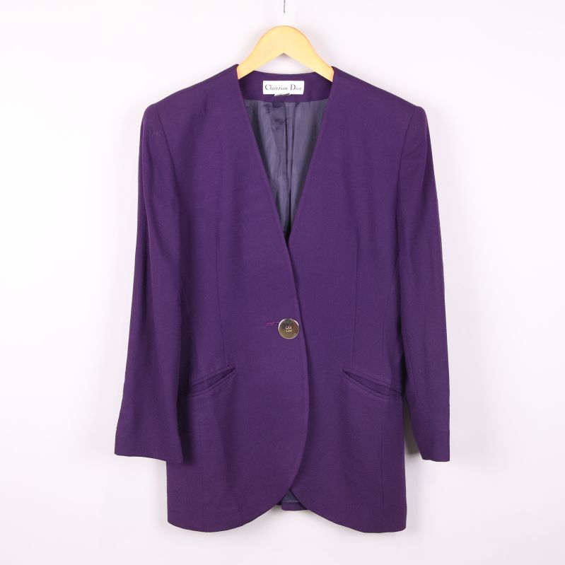 Lila blazer framifrån med knapp