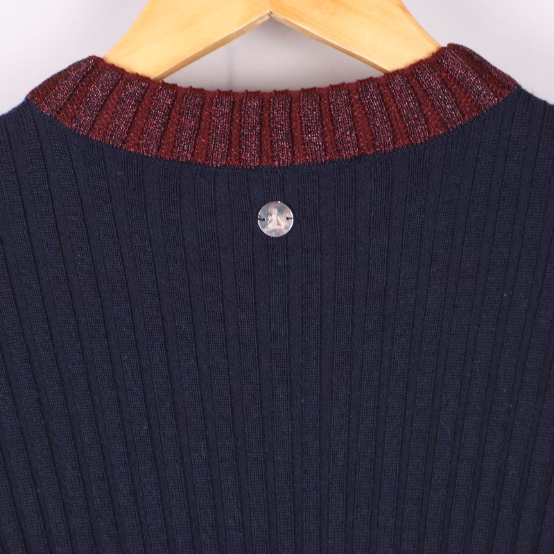 Närbild av klänningens krage och märke