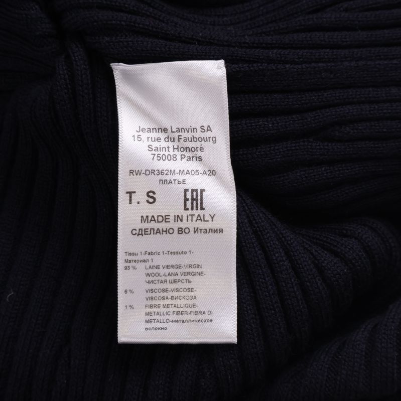 Materialetikett på klänning i närbild