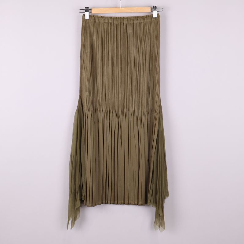 Grön plisserad kjol framifrån