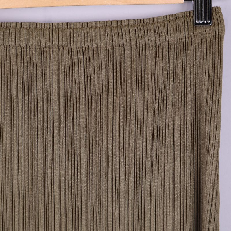 Närbild av kjolens midja och plissering