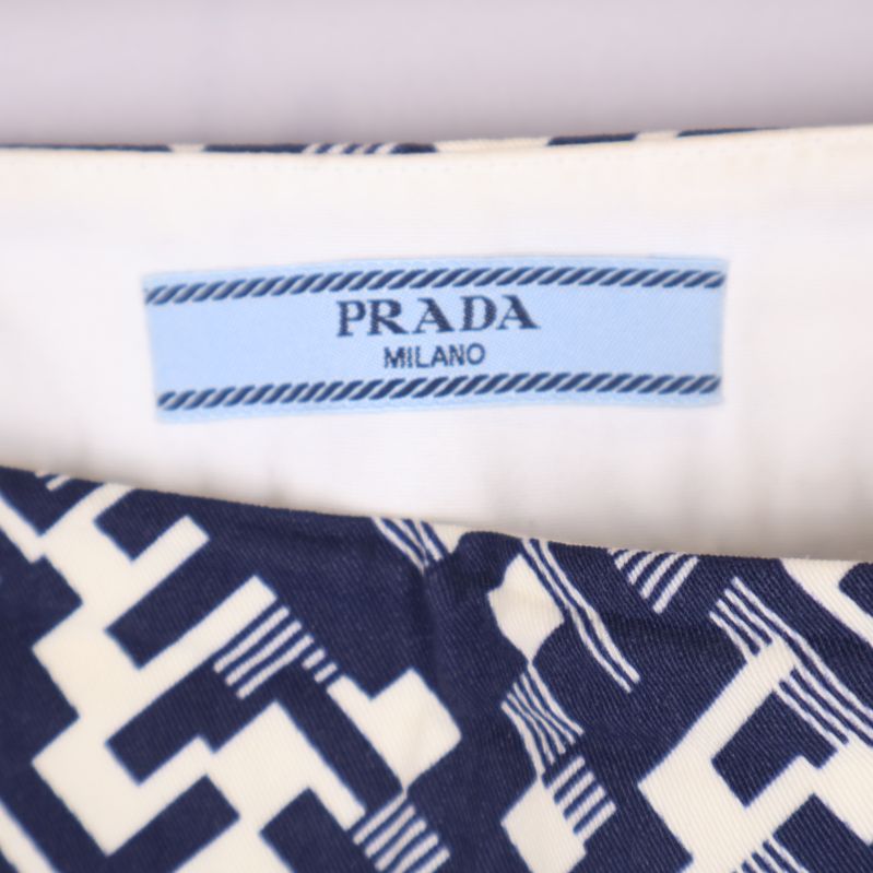 Etikett på Prada byxorna