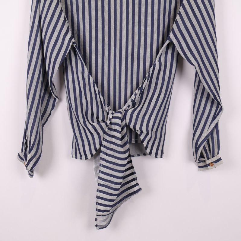 Knytdetalj bak på en randig blus