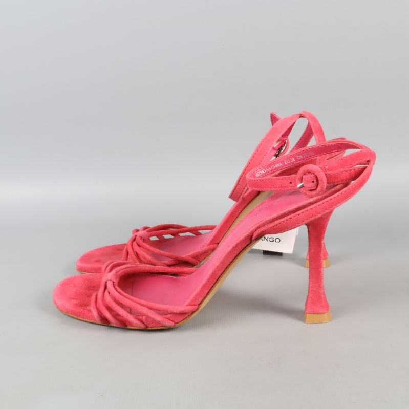 Ovanifrån av sandaler med rosa insida