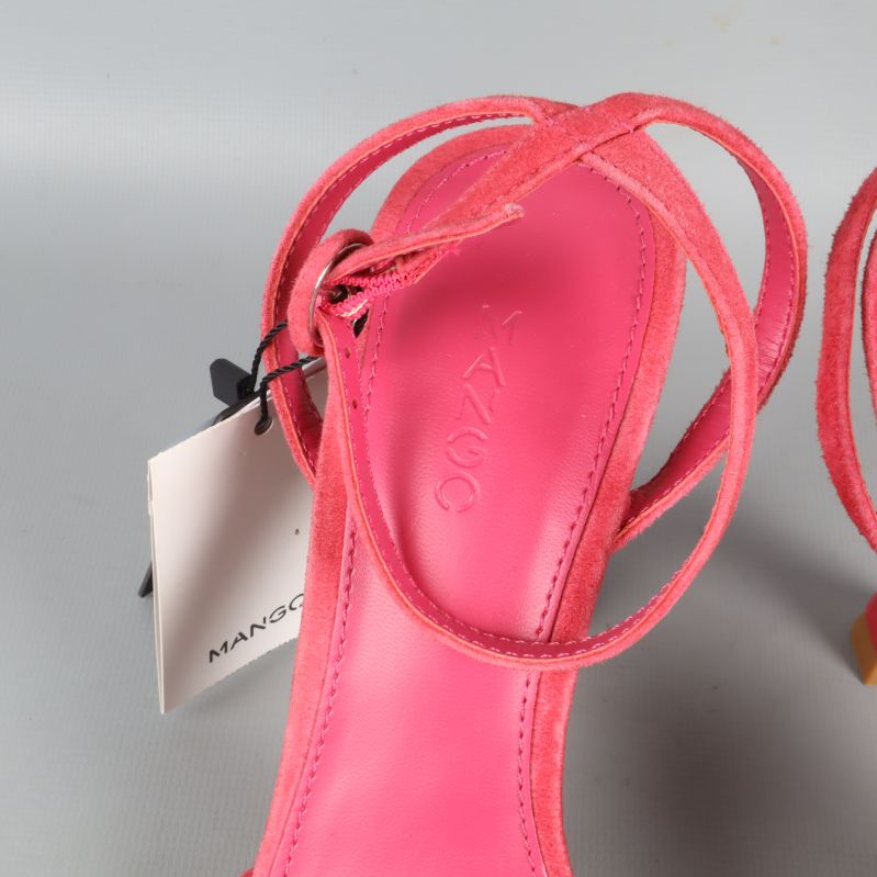 Sandaler från undersidan med mönstrad sula